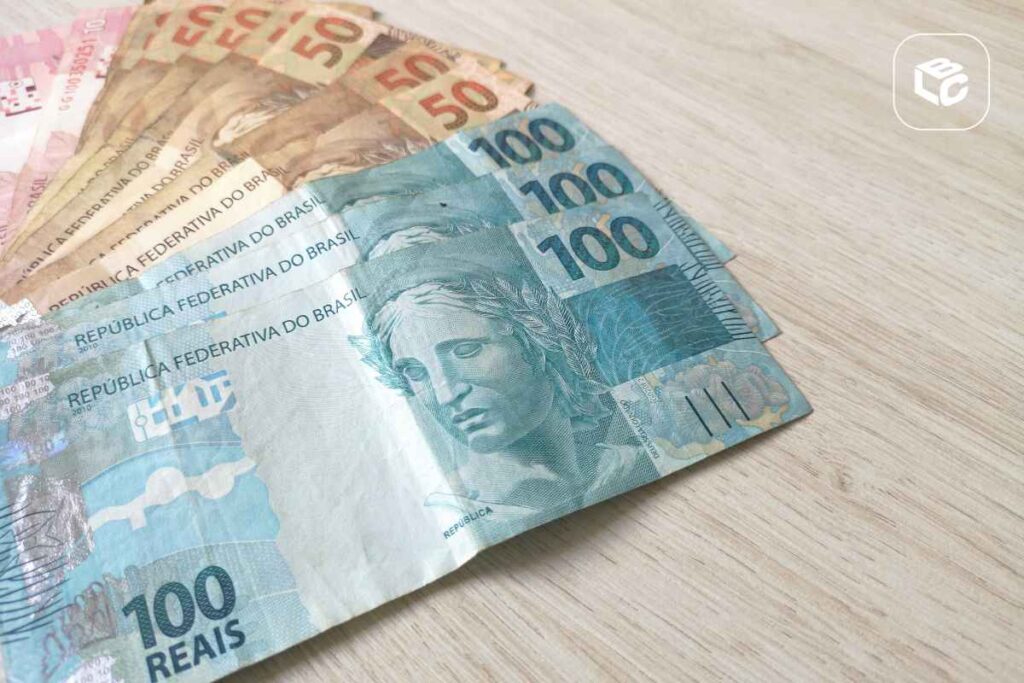 Notas de 100 reais e 50 reais do Brasil em close-up