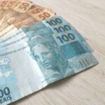 Notas de 100 reais e 50 reais do Brasil em close-up