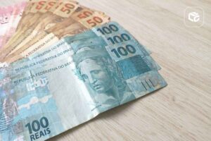 Notas de 100 reais e 50 reais do Brasil em close-up