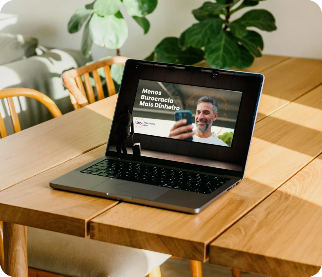 Laptop exibindo vídeo "Menos Burocracia Mais Dinheiro" da LCbank